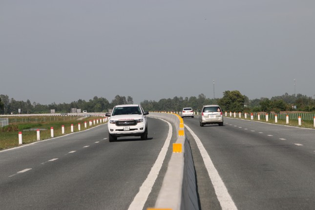 Bộ GTVT phê duyệt hơn 3.900 tỷ đồng làm 52km đường Hồ Chí Minh qua miền Tây. Ảnh minh họa.