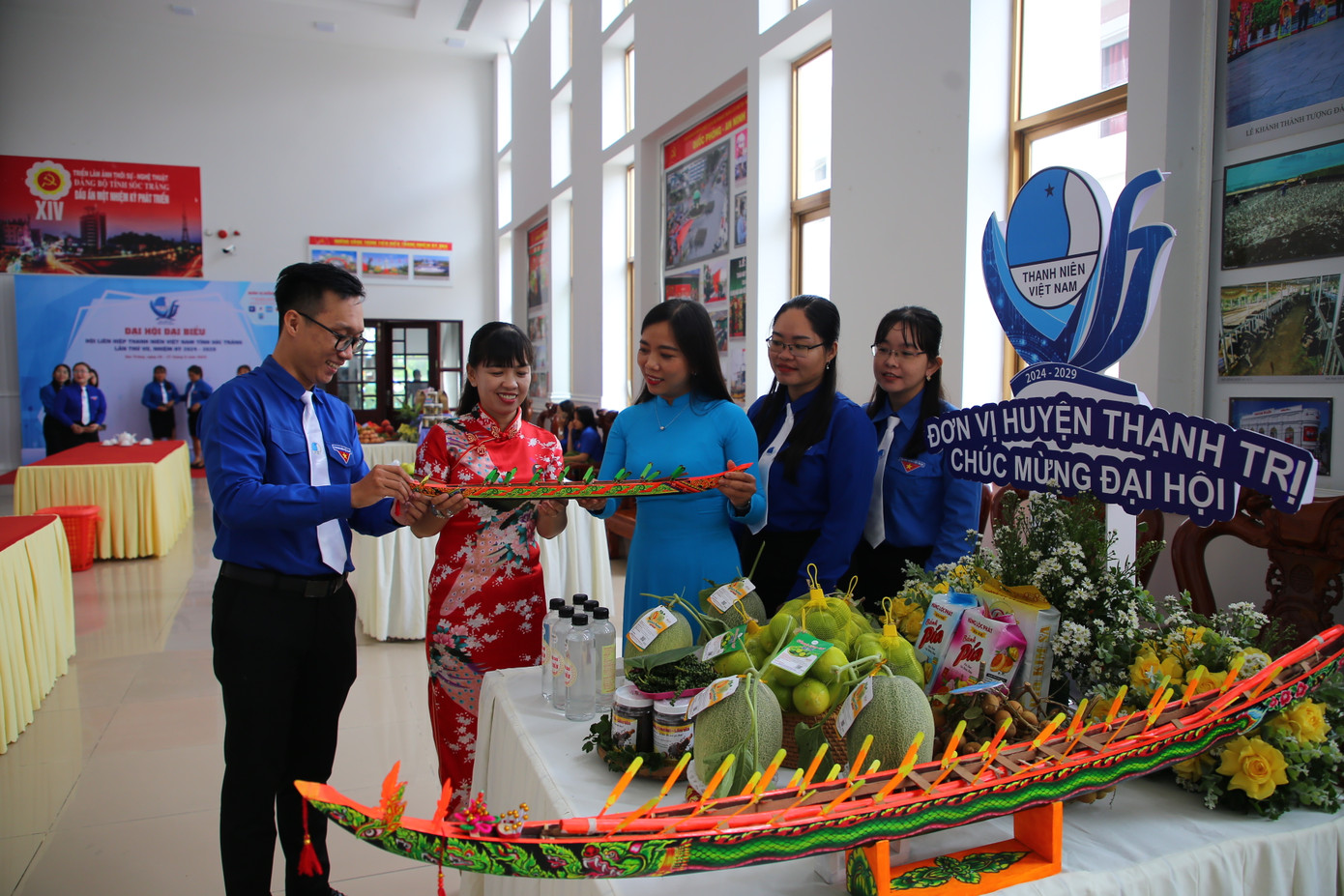 Chị Triệu Thị Ngọc Diễm - Bí thư Tỉnh Đoàn Sóc Trăng tham quan các gian hàng tại đại hội.