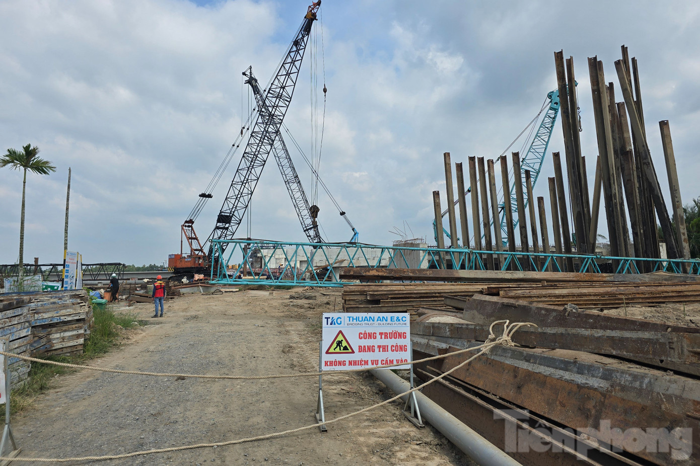 Phần đường đã hoàn thành công tác đắp nền đường được khoảng 60%, phấn đấu hoàn thành công gia tải trong năm 2024 và chờ lún.