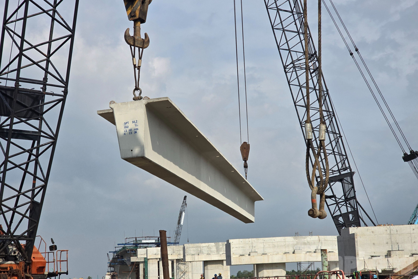 Cầu Đại Ngãi 2 dài 862m, có tổng cộng 13 nhịp, với số 91 dầm cầu được gác, riêng nhịp chính dài 330m được thi công dạng kết cấu đúc hẫng.