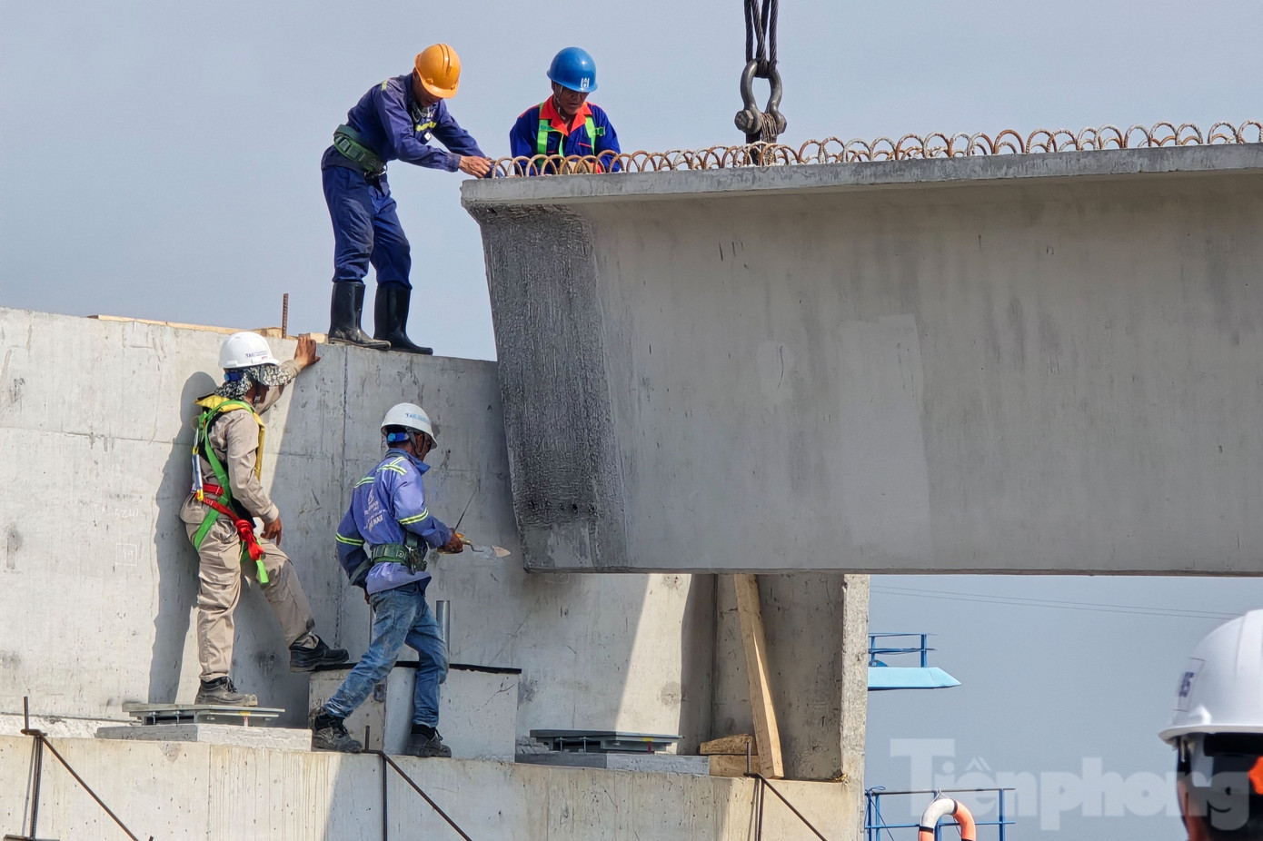 Mỗi dầm nặng hơn 80 tấn, dài gần 40m.