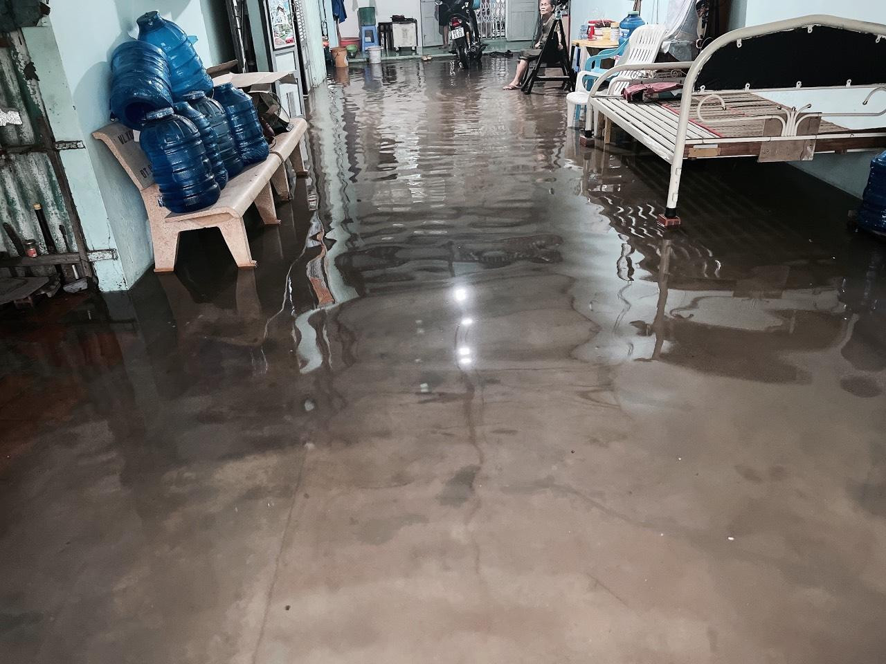 Theo Văn phòng Ban Chỉ huy Phòng, chống thiên tai và Tìm kiếm cứu nạn tỉnh Sóc Trăng, tính từ đầu năm đến nay, toàn tỉnh đã xảy ra 16 vụ giông, lốc làm sập và tốc mái 81 căn nhà, 1 người bị thương nhẹ, diện tích lúa bị ảnh hưởng 696 ha, sạt lở bờ bao, đê cồn 55 đoạn, chiều dài 3.146m; trong đó, bờ bao 19 đoạn chiều dài 821m, đê cồn 36 đoạn chiều dài 2.325m, ước thiệt hại trên 40,3 tỷ đồng.