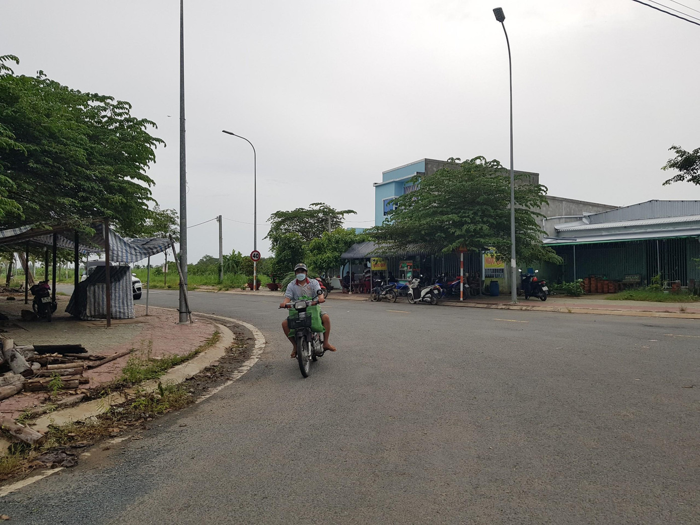 Ngày 1/7, trao đổi với PV Tiền Phong, ông Lê Văn Hẳn - Chủ tịch UBND tỉnh Trà Vinh, thông tin: "Hiện nay, chúng tôi đưa dự án tuyến đường số 1 vào một trong những công việc khó của tỉnh, vì đã kéo dài hơn 10 năm. Trước đó, thanh tra của tỉnh phát hiện trong quá trình lập dự án chưa đảm bảo yêu cầu, sau đó cho dừng. Sau một thời gian, chúng tôi cho lập dự án mới và quy mô nhỏ hơn. Đến khi hoàn thành, dự án tiếp tục bị vướng nghị định nên không thể thanh toán cho nhà đầu tư bằng đất 2 bên dự án tuyến đường số 1, do đó bắt buộc trả bằng tiền... nhưng hiện nay còn vướng nhiều thứ".