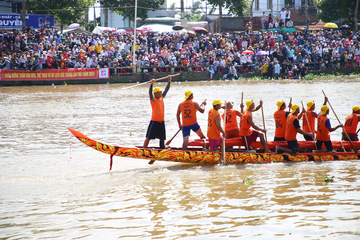 Các đội sôi nổi tranh tài ở giải đua ghe Ngo. Các đội sôi nổi tranh tài ở giải đua ghe Ngo.