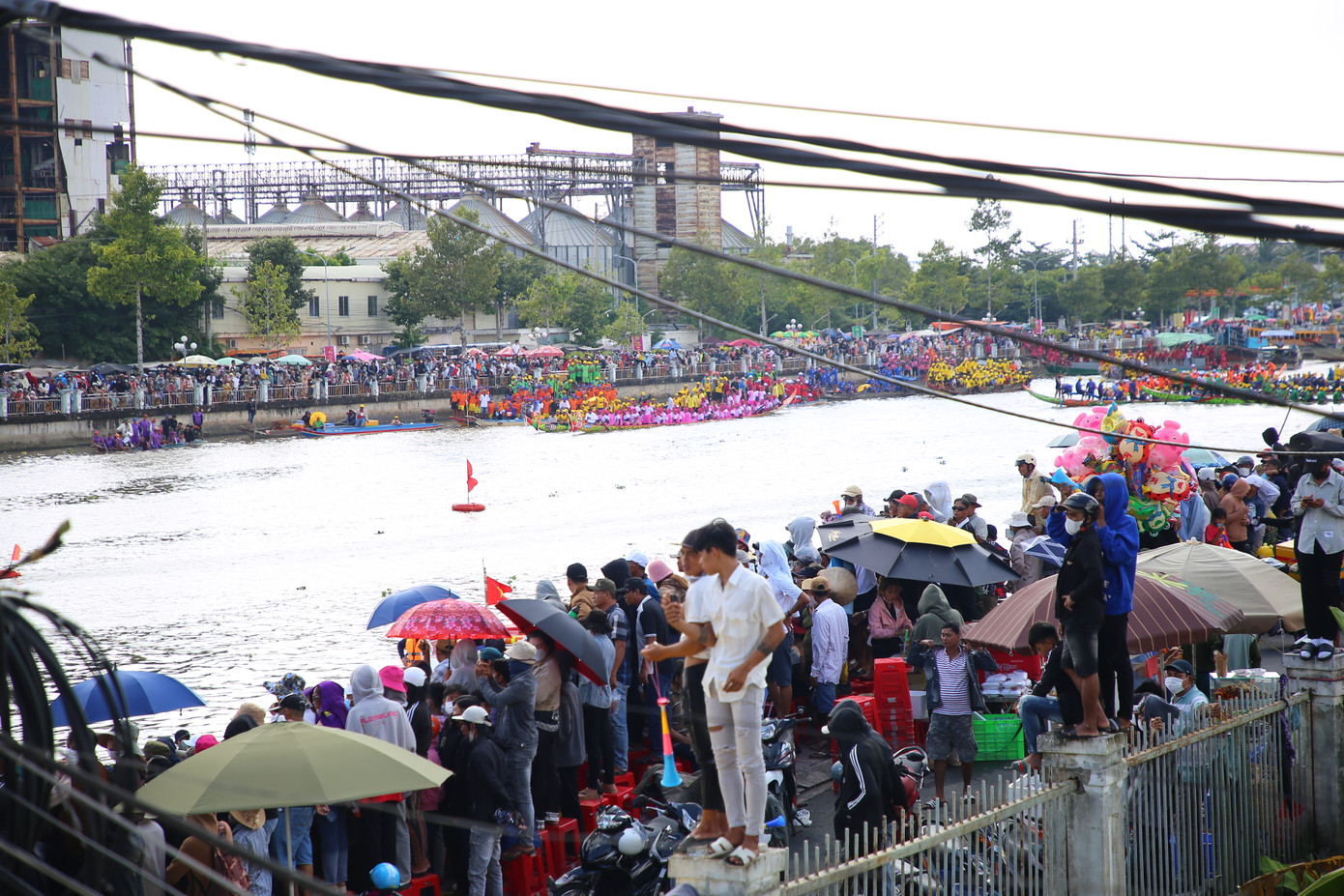 Bất chấp cái nắng trưa gay gắt, dòng người đứng kín cả cây số dọc hai bên bờ sông để cổ vũ cho các đội ghe Ngo đang háo hức bước vào cuộc tranh tài. Bất chấp cái nắng trưa gay gắt, dòng người đứng kín cả cây số dọc hai bên bờ sông để cổ vũ cho các đội ghe Ngo đang háo hức bước vào cuộc tranh tài.