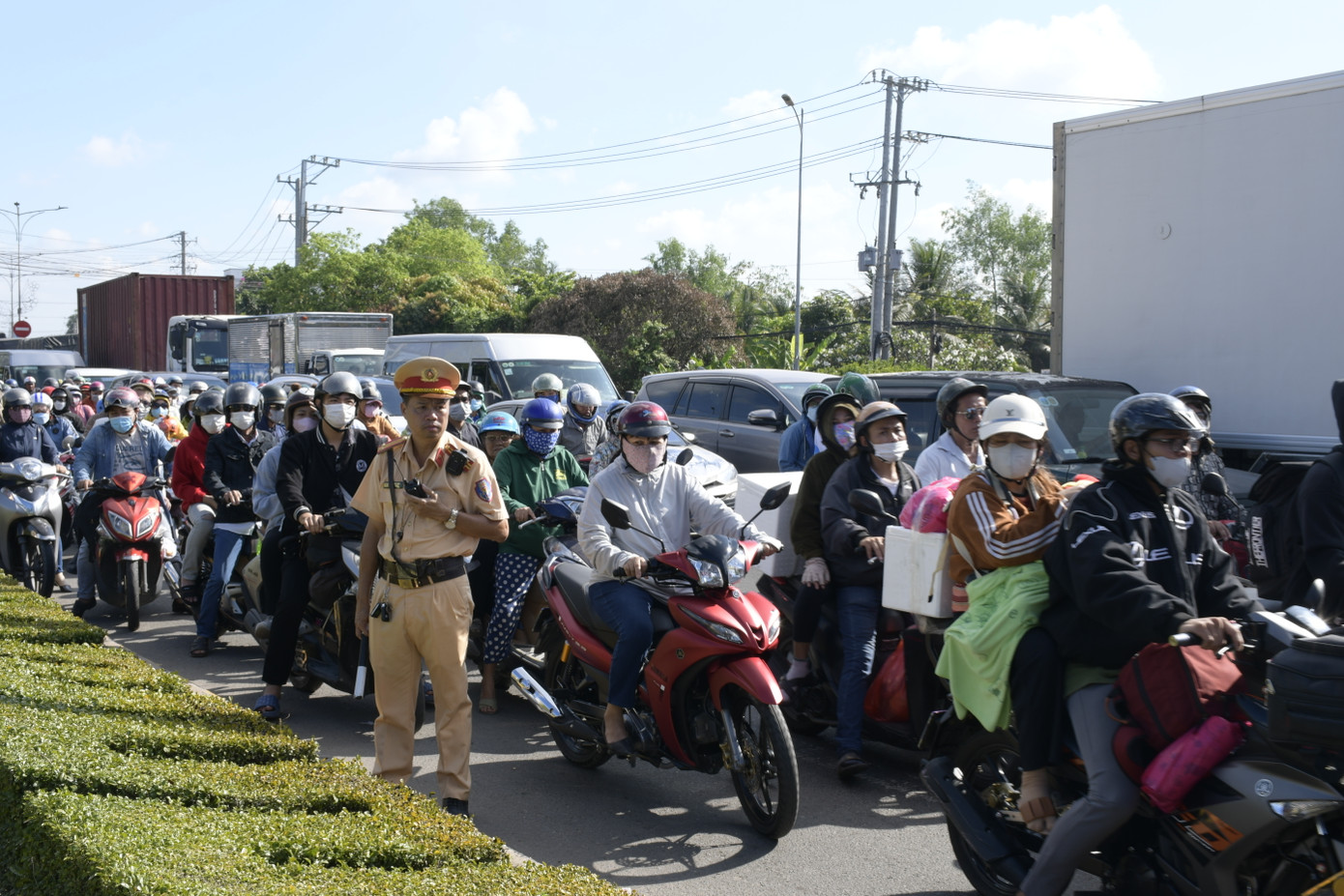 Lực lượng Cảnh sát giao thông làm nhiệm vụ điều tiết, phân luồng khu vực chân cầu Rạch Miễu, thành phố Mỹ Tho. Ảnh Trọng Tín. Lực lượng Cảnh sát giao thông làm nhiệm vụ điều tiết, phân luồng khu vực chân cầu Rạch Miễu, thành phố Mỹ Tho. Ảnh Trọng Tín.
