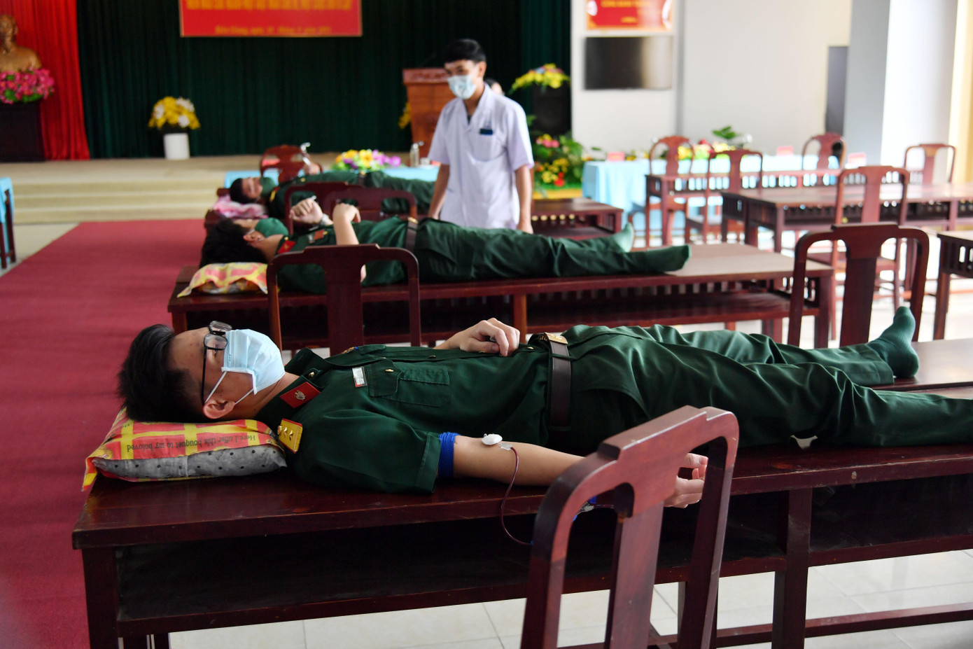 Cán bộ, chiến sĩ tham gia hiến máu. Ảnh: P. Vũ. Cán bộ, chiến sĩ tham gia hiến máu. Ảnh: P. Vũ.