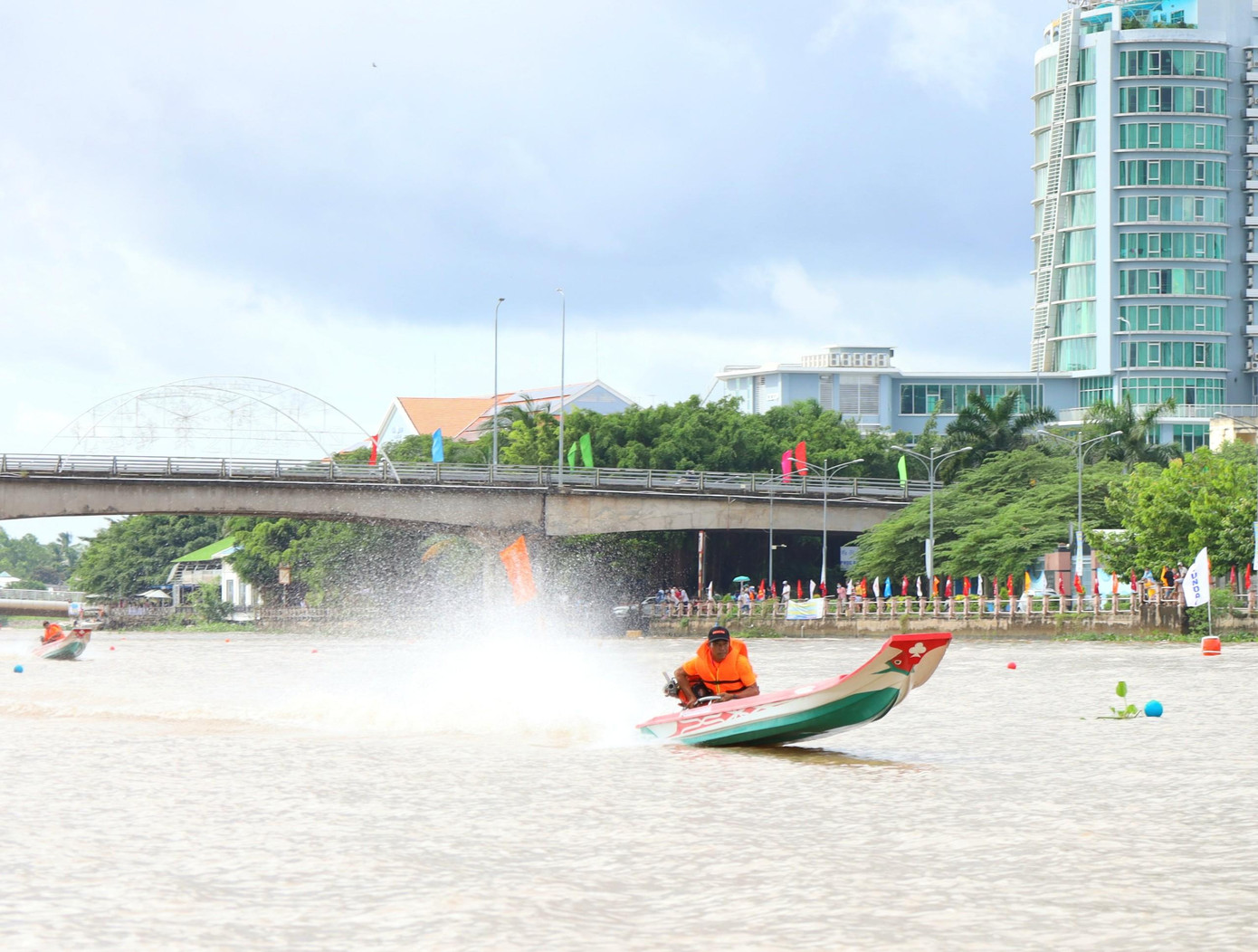 Các VĐV tranh tài quyết liệt.