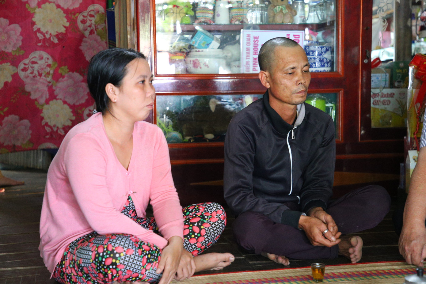 Sau 21 ngày bé trai rơi xuống ống cọc bê tông, không khi nào cha mẹ bé Hạo Nam thôi nỗi mong nhớ con. Những ngày qua, chính quyền địa phương cũng như các nhà hảo tâm trong và ngoài tỉnh đã tiến hành thăm hỏi, động viên, hỗ trợ, giúp đỡ gia đình. Sau 21 ngày bé trai rơi xuống ống cọc bê tông, không khi nào cha mẹ bé Hạo Nam thôi nỗi mong nhớ con. Những ngày qua, chính quyền địa phương cũng như các nhà hảo tâm trong và ngoài tỉnh đã tiến hành thăm hỏi, động viên, hỗ trợ, giúp đỡ gia đình.