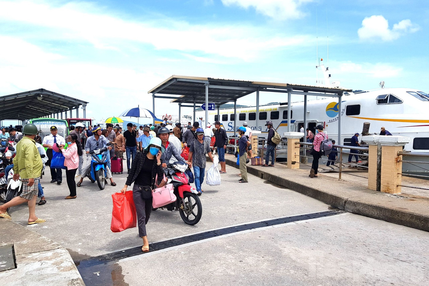 Kiên Giang sẽ xử lý nghiêm các trường hợp tăng giá vé tàu, xe trong dịp Tết. Kiên Giang sẽ xử lý nghiêm các trường hợp tăng giá vé tàu, xe trong dịp Tết.