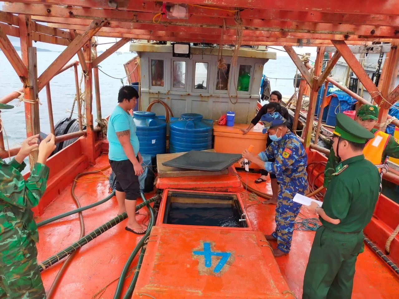 Tại thời điểm kiểm tra, thuyền trưởng cùng các thuyền viên không xuất trình được giấy tờ chứng minh nguồn gốc, xuất xứ số dầu nêu trên.