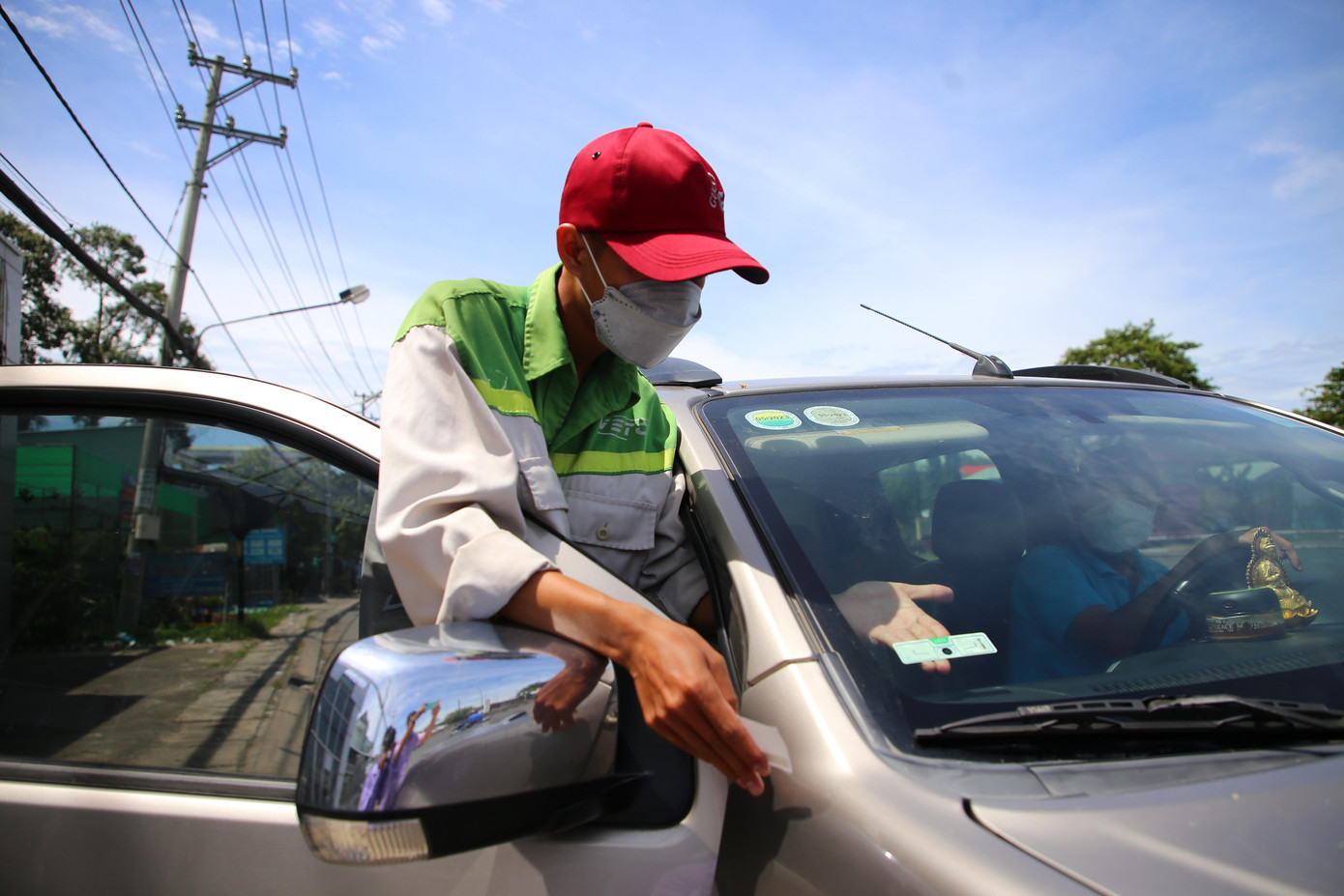Anh Huỳnh Long Nhựt – Nhân viên Công ty TNHH Thu phí tự động (VETC) cho biết, ngày thường nơi đây có khoảng 50 – 60 người đến đăng ký, nhưng một tuần qua, đặc biệt là sáng nay có rất đông người dân đến làm thủ tục để dán thẻ ETC. Nhân viên công ty phải làm việc hết công suất để giải quyết nhanh cho người dân.