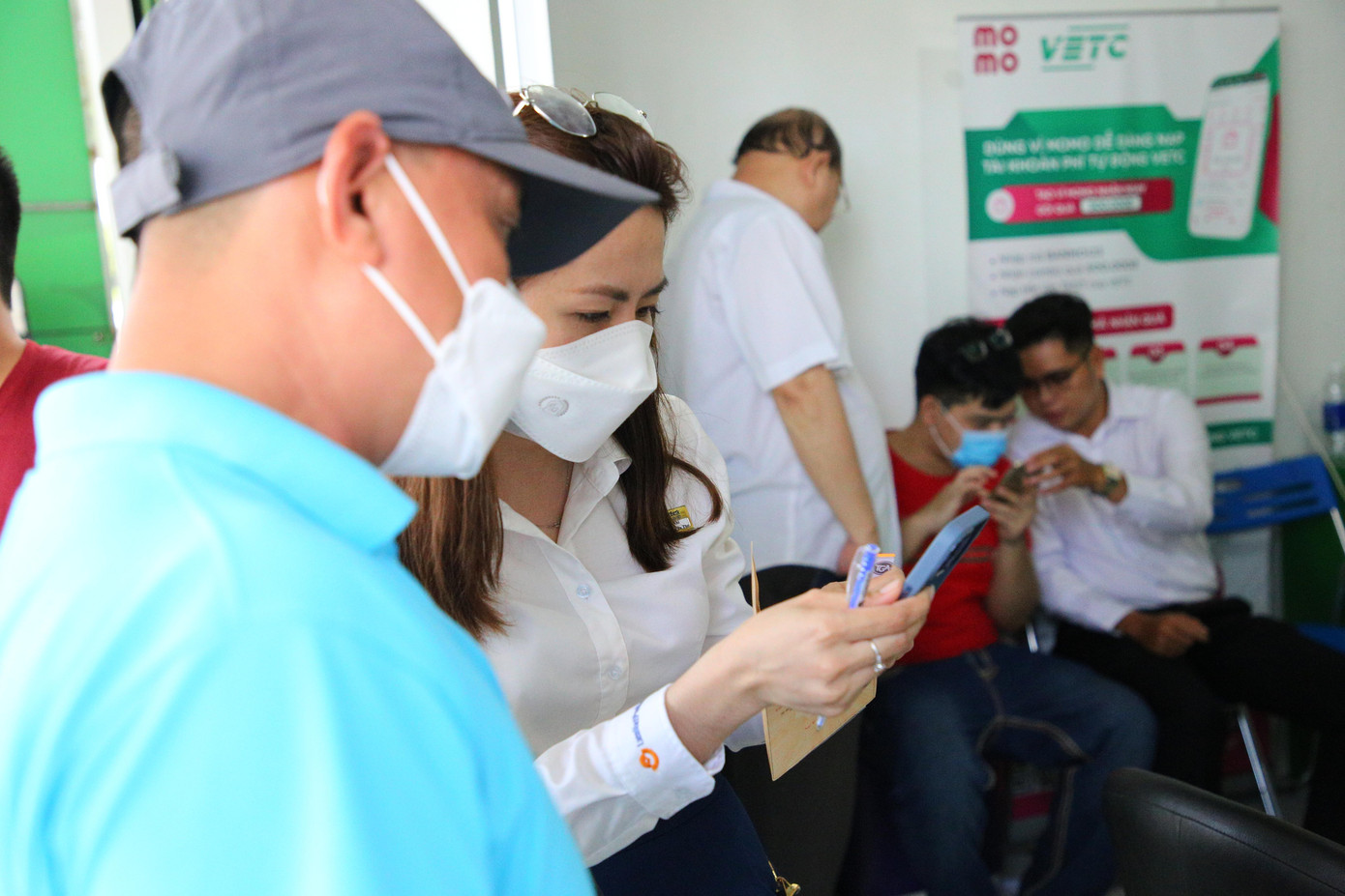 Nhân viên tư vấn các bước tải ứng dụng, nạp tiền vào tài khoản cho các tài xế.