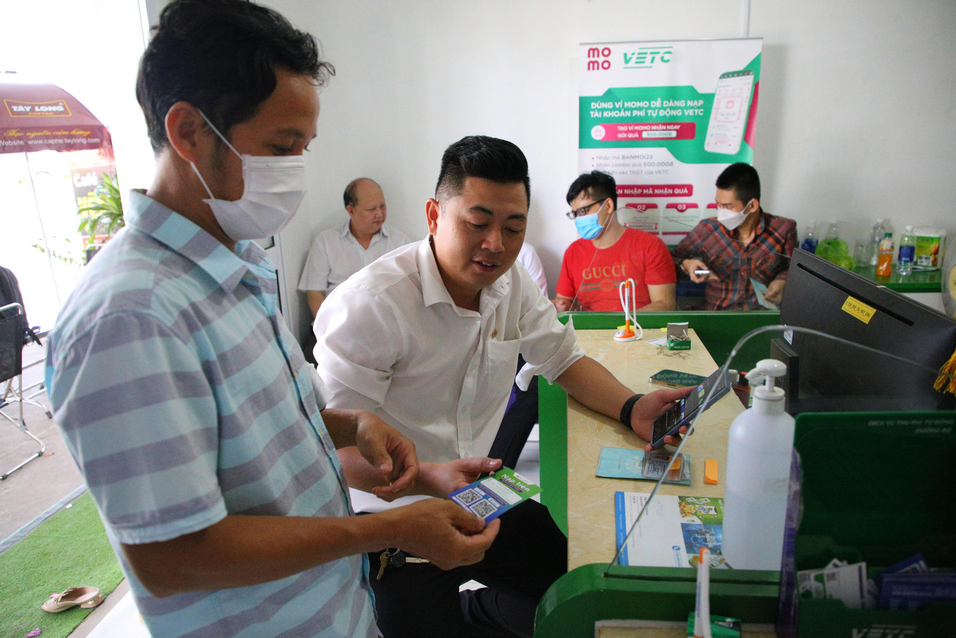 Thực hiện chỉ thị số 11/CT-TTg ngày 19/7/2022 của Phó Thủ tướng chính phủ Lê Văn Thành về việc đẩy nhanh tiến độ dán thẻ định danh xe ôtô để sử dụng dịch vụ thu phí điện tử không dừng. Theo đó, Thủ tướng yêu cầu các Bộ trưởng, Thủ trưởng cơ quan ngang bộ, Thủ trưởng cơ quan thuộc Chính phủ, Chủ tịch UBND các tỉnh, thành; người đứng đầu các cơ quan và tổ chức đoàn thể chính trị - xã hội ở trung ương và địa phương tiếp tục chỉ đạo dán thẻ Etag đối với toàn bộ phương tiện xe ô tô thuộc phạm vi quản lý đúng như chỉ đạo của Thủ tướng tại công điện đầu tháng 2. Kể từ ngày 1/8 không sử dụng hình thức thu phí dừng, dùng tiền mặt. Ảnh: NHẬT HUY.