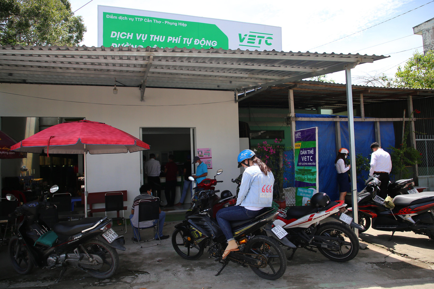 Trong khi đó, điểm dán thẻ Etag của Công ty TNHH Thu phí tự động (VETC), nằm cạnh trạm BOT Cần Thơ – Phụng Hiệp có rất đông người dân đến làm thủ tục đăng ký ETC.