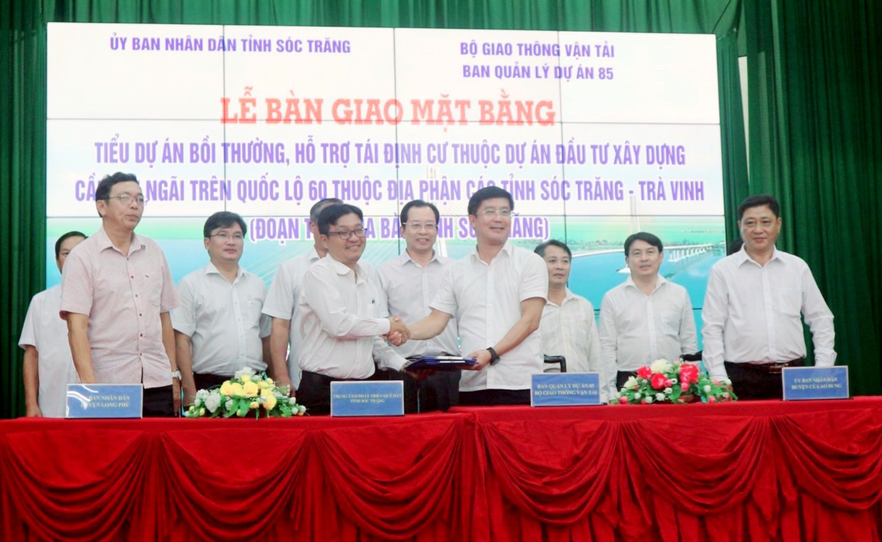 Ban Quản lý Dự án 85 (Bộ Giao thông vận tải), Trung tâm phát triển quỹ đất tỉnh Sóc Trăng; UBND huyện Long Phú và UBND huyện Cù Lao Dung ký biên bản bàn giao mặt bằng dự án Cầu Đại Ngãi. Ban Quản lý Dự án 85 (Bộ Giao thông vận tải), Trung tâm phát triển quỹ đất tỉnh Sóc Trăng; UBND huyện Long Phú và UBND huyện Cù Lao Dung ký biên bản bàn giao mặt bằng dự án Cầu Đại Ngãi.