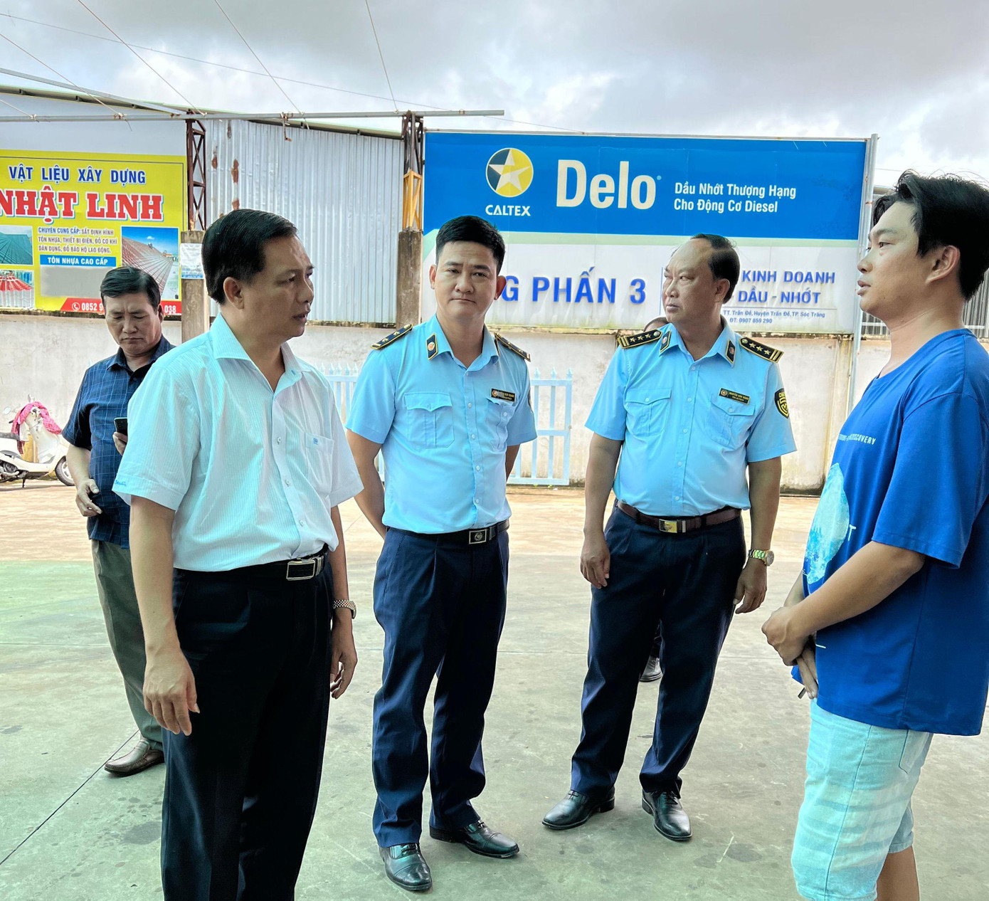 Chủ tịch UBND tỉnh Sóc Trăng (áo trắng) kiểm tra tình hình kinh doanh xăng dầu trên địa bàn tỉnh.