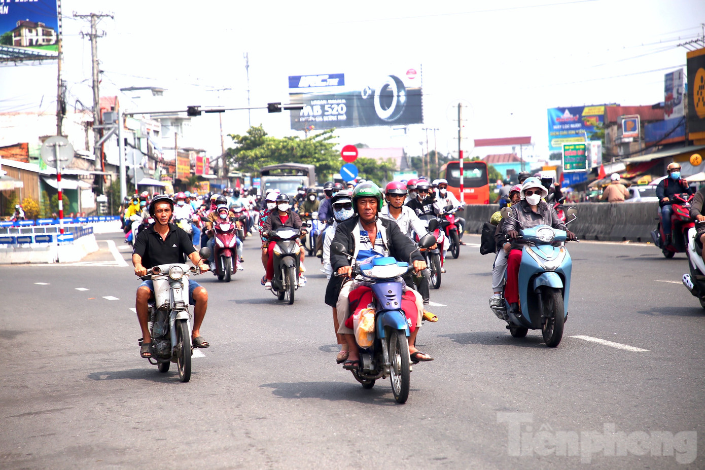 Ngày 7/2 (28 tháng Chạp), người dân từ TPHCM và các tỉnh miền Đông lỉnh kỉnh đồ đạc về miền Tây ăn Tết.