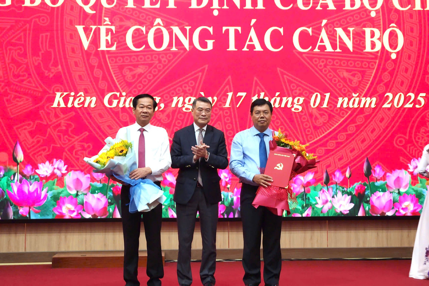 Ông Lê Minh Hưng - Trưởng Ban Tổ chức Trung ương (giữa) trao quyết định, tặng hoa chúc mừng ông Nguyễn Tiến Hải (bên phải) và tặng hoa chúc mừng ông Đỗ Thanh Bình (bên trái).