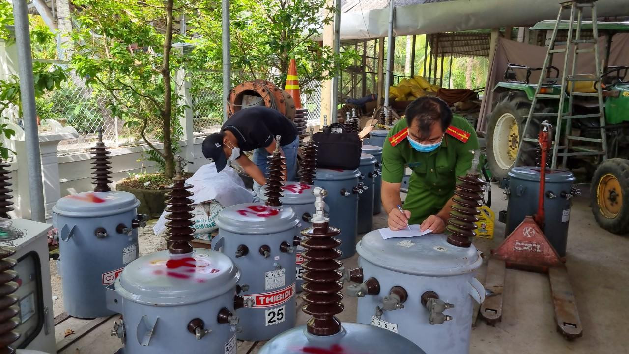 Cơ quan công an tiến hành thu hồi bình điện do Long lấy trộm đem bán. Ảnh: Văn Vũ.