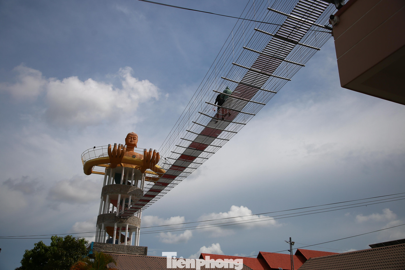 Cầu dây sử dụng cáp treo chưa đảm bảo an toàn. Cầu dây sử dụng cáp treo chưa đảm bảo an toàn.