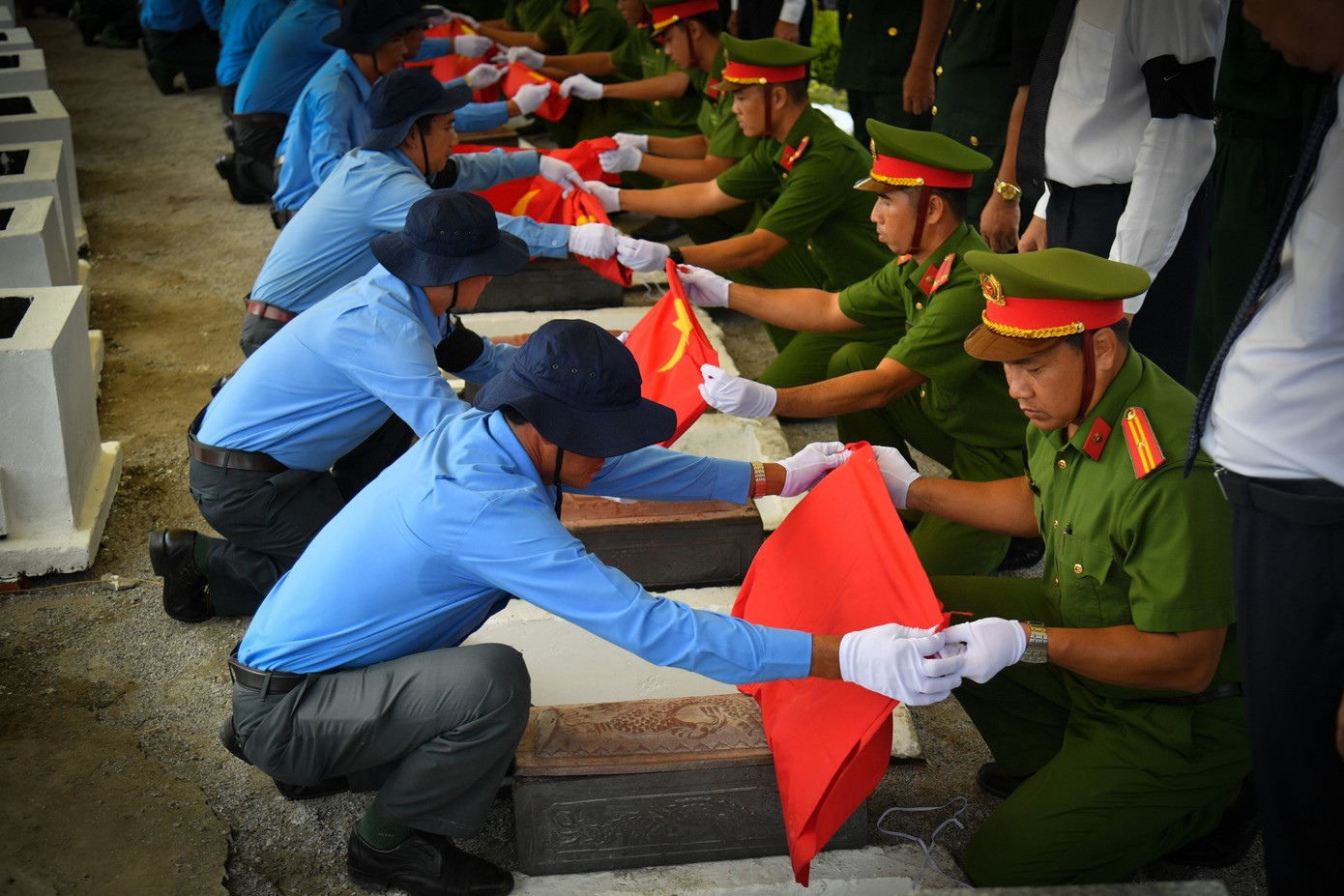 “Tổ quốc tiễn đưa các anh ra đi và hôm nay chúng ta trân trọng đón các anh trở về trong niềm tiếc thương vô hạn. Hy sinh của các anh mãi mãi gắn liền với sự nghiệp vinh quang của Tổ quốc và của dân tộc. Các anh đã hy sinh thân mình để mang lại độc lập, tự do cho dân tộc, góp phần làm cho đất nước Việt Nam hòa bình, thống nhất, giúp dân tộc bạn hồi sinh và tình hữu nghị giữa hai nước Việt Nam-Campuchia mãi mãi xanh tươi, đời đời bền vững&quot;, lãnh đạo tỉnh Kiên Giang bày tỏ.