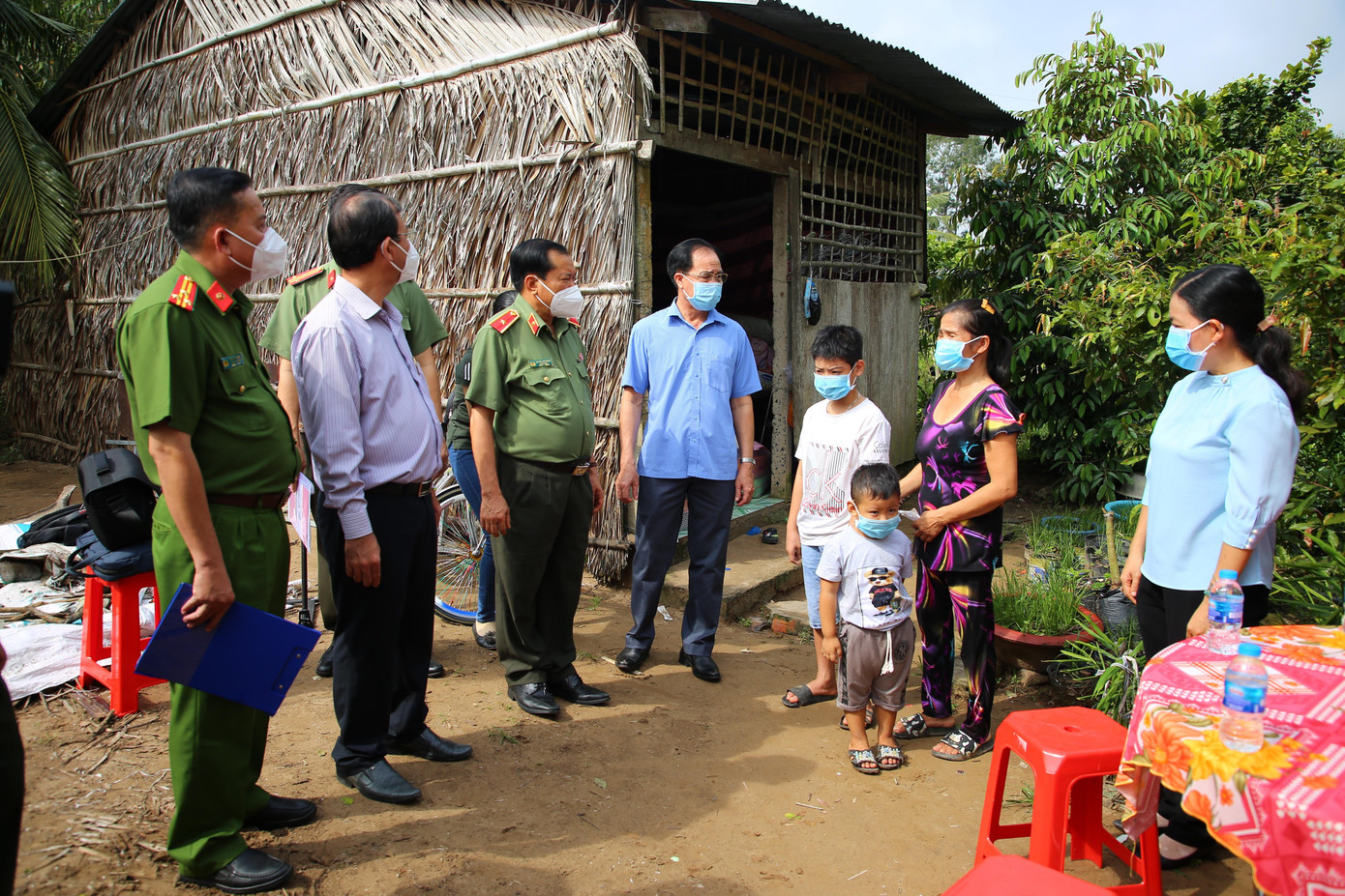 Lãnh đạo Công an TP. Cần Thơ động viên, thăm hỏi cháu Nguyễn Huỳnh Thế Vinh và Nguyễn Huỳnh Gia Bảo mồ côi cha. Lãnh đạo Công an TP. Cần Thơ động viên, thăm hỏi cháu Nguyễn Huỳnh Thế Vinh và Nguyễn Huỳnh Gia Bảo mồ côi cha.