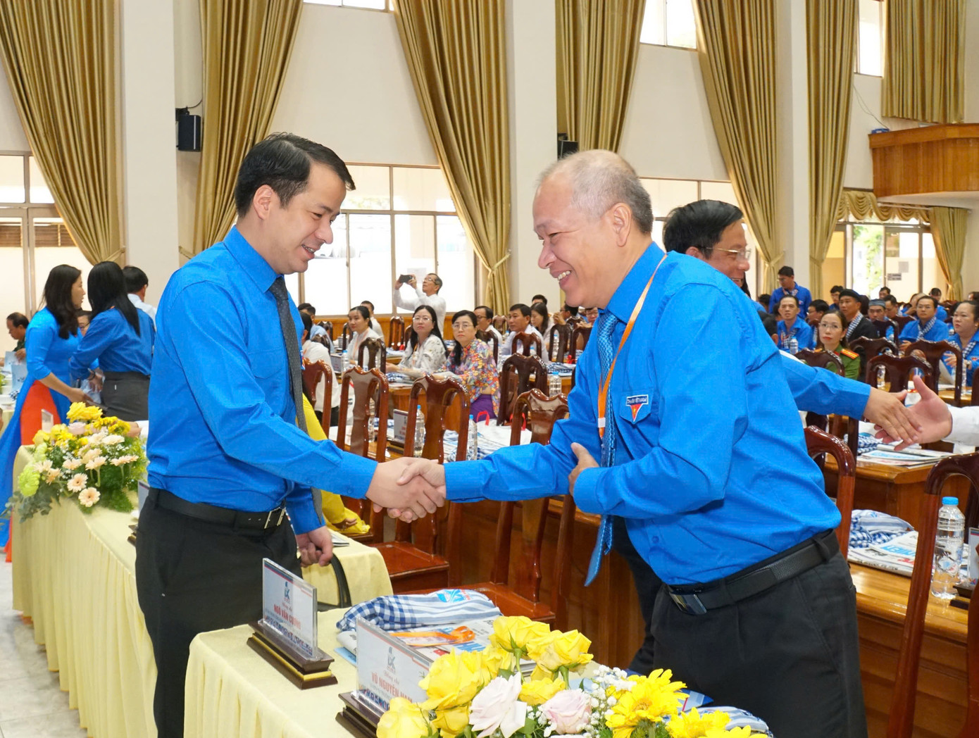 Anh Ngô Văn Cương - Bí thư Trung ương Đoàn bắt tay Trưởng Ban Dân vận Tỉnh ủy An Giang - Võ Nguyên Nam tham dự Đại hội.