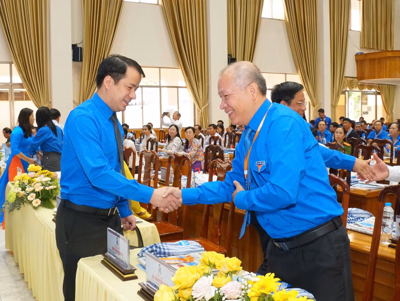 Anh Ngô Văn Cương - Bí thư Trung ương Đoàn bắt tay Trưởng Ban Dân vận Tỉnh ủy An Giang - Võ Nguyên Nam tham dự Đại hội.