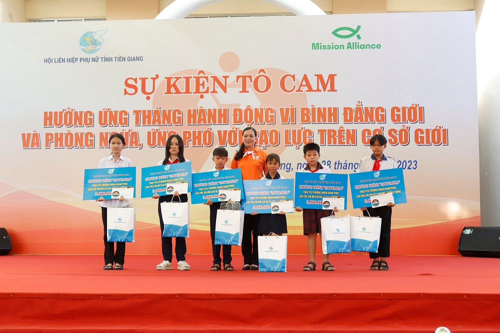 Trao quà cho học sinh bị ảnh hưởng tai nạn giao thông. Ảnh: X.Ư. Trao quà cho học sinh bị ảnh hưởng tai nạn giao thông. Ảnh: X.Ư.