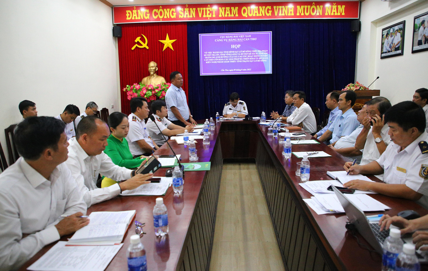 Quang cảnh buổi họp đánh giá tình hình sạt lở bờ sông trên địa bàn huyện Trà Ôn (Vĩnh Long) và huyện Kế Sách (Sóc Trăng).