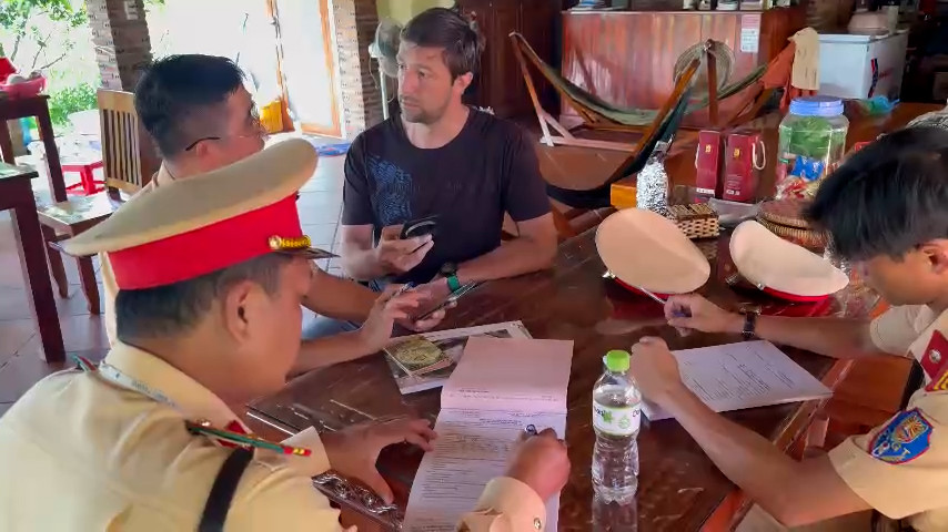 Cảnh sát giao thông lập biên bản vi phạm đối với Aleksandr. Cảnh sát giao thông lập biên bản vi phạm đối với Aleksandr.