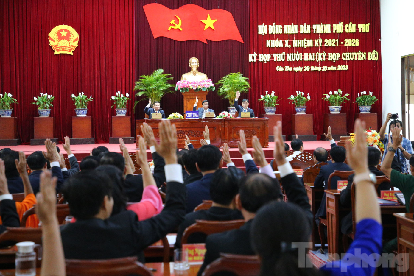 Các đại biểu biểu quyết thông qua Quy hoạch TP. Cần Thơ. Ảnh: Nhật Huy.