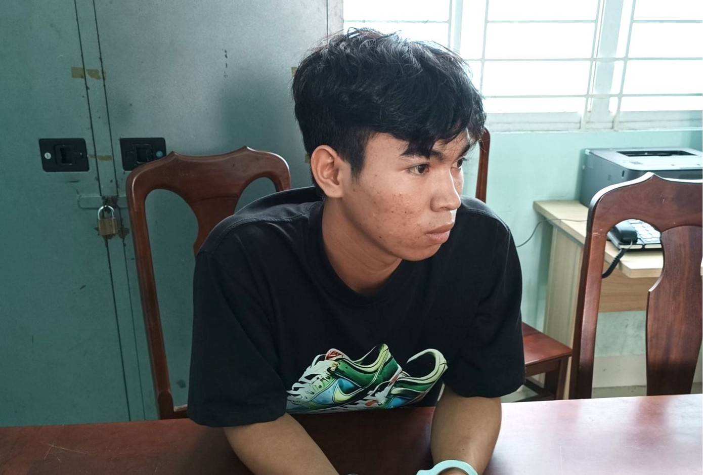 Lâm Văn Kim tại cơ quan công an. Ảnh: Văn Vũ.