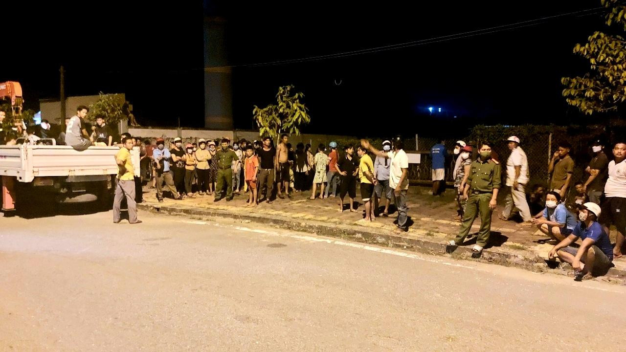 Rất đông người dân theo dõi vụ việc.