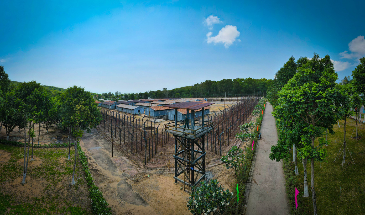 Xung quanh mỗi phân khu là 4 vọng gác canh giữ 24/24 giờ và 10 vọng gác lưu động. Trại được bao bọc bởi gần 10 lớp kẽm gai chằng chịt. Nơi đây ghi dấu tội ác vô cùng dã man của chế độ thực dân, đế quốc xâm lược.