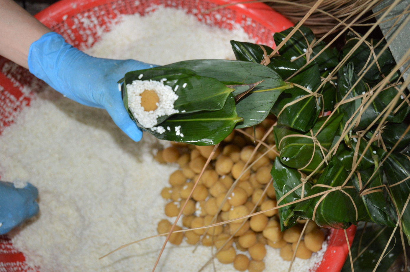 Nhân đậu xanh được đặt vào giữa bánh. Nhân đậu xanh được đặt vào giữa bánh.