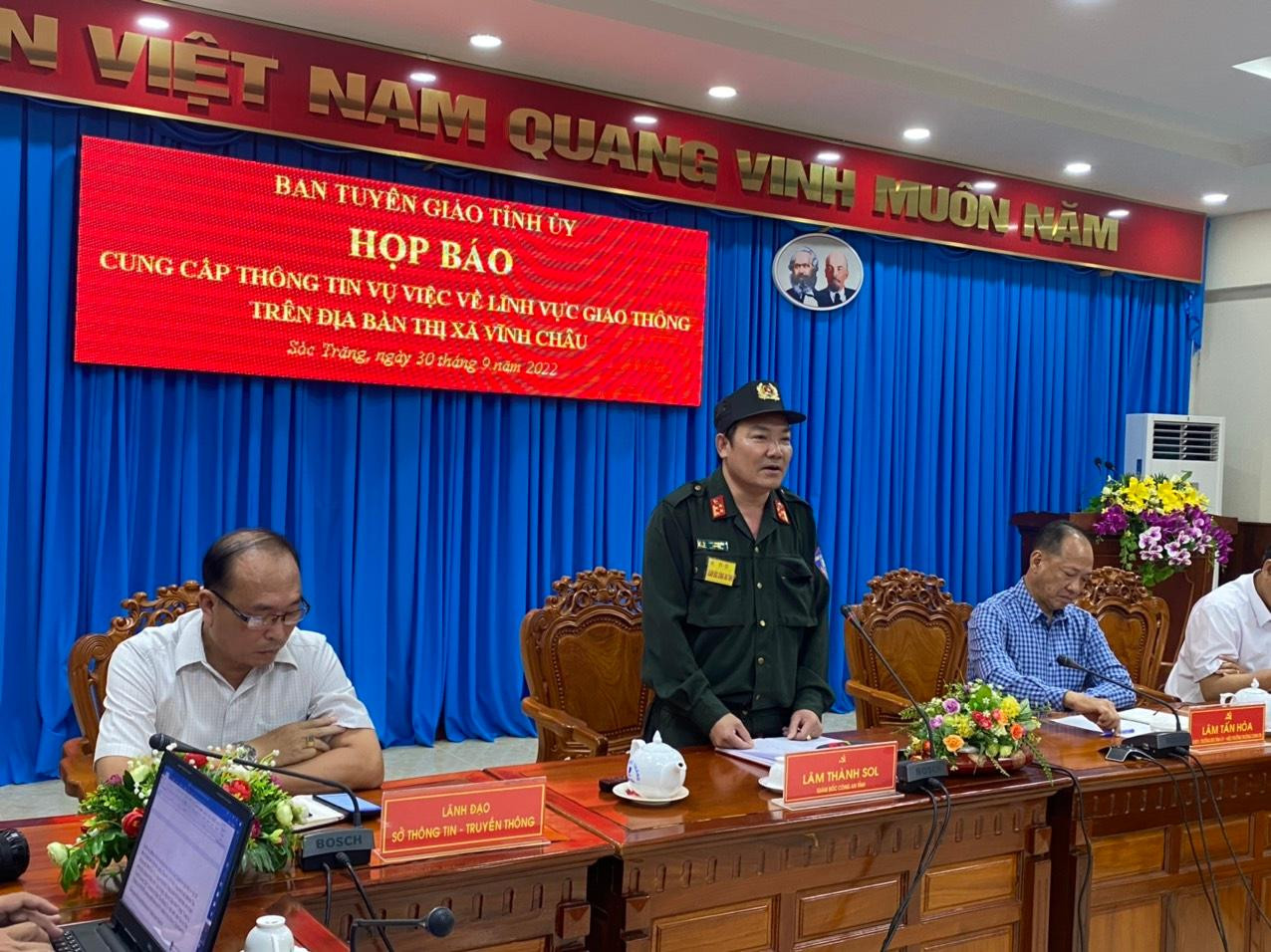 Đại tá Lâm Thành Sol - Giám đốc Công an tỉnh Sóc Trăng phát biểu tại buổi họp báo.