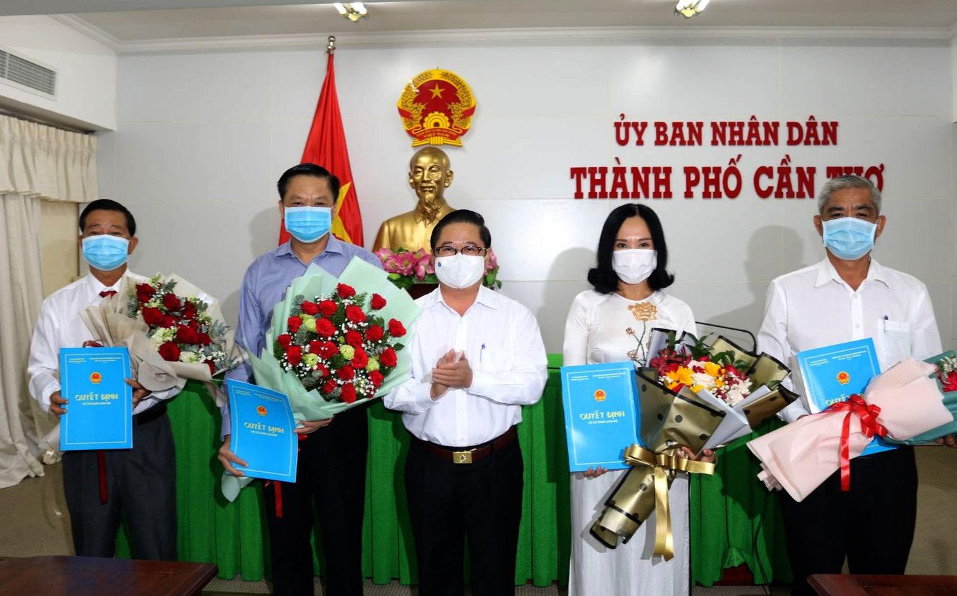 Ông Trần Việt Trường - Chủ tịch UBND TP. Cần Thơ trao quyết định về công tác cán bộ.