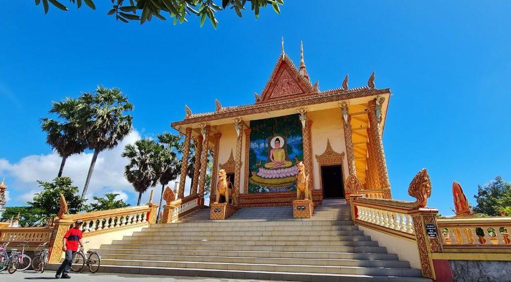 Chùa được xây dựng vào năm 1887, trên diện tích rộng khoảng 50.000 m2, là nơi sinh hoạt văn hóa tâm linh của cộng đồng 3 dân tộc Kinh – Hoa – Khmer.