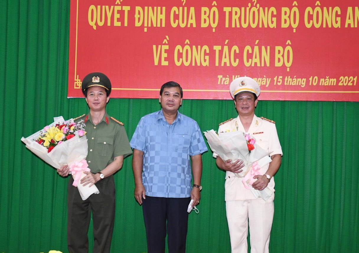 Ông Kim Ngọc Thái, Phó Bí thư Thường trực Tỉnh ủy - Chủ tịch HĐND tỉnh Trà Vinh tặng hoa chúc mừng Đại tá Vũ Hoài Bắc và Đại tá Trần Xuân Ánh. Ảnh: Hồ Giang. Ông Kim Ngọc Thái, Phó Bí thư Thường trực Tỉnh ủy - Chủ tịch HĐND tỉnh Trà Vinh tặng hoa chúc mừng Đại tá Vũ Hoài Bắc và Đại tá Trần Xuân Ánh. Ảnh: Hồ Giang.