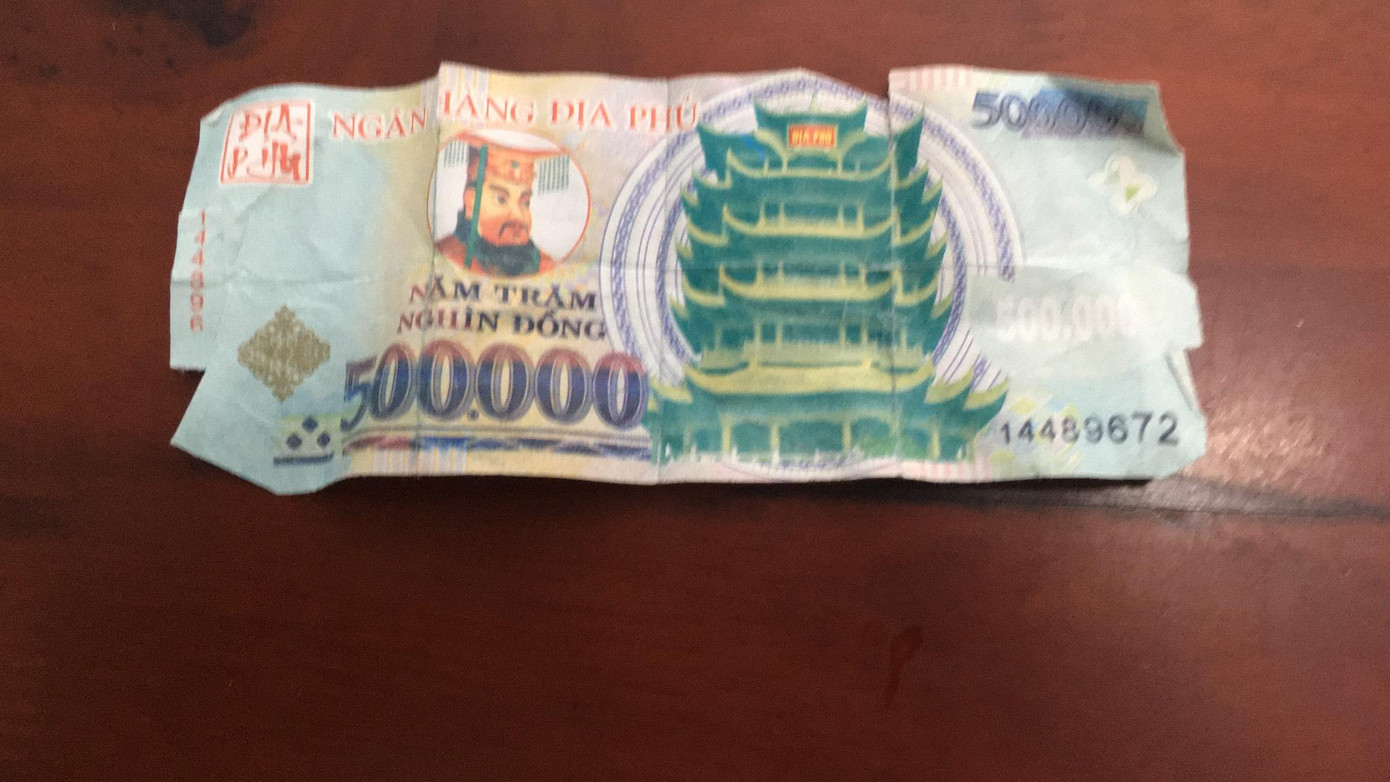Tờ tiền âm phủ mà 2 đối tượng dùng mua hàng hoá. Ảnh: Châu Thành.
