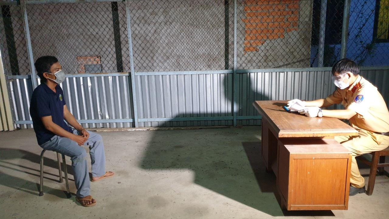 Công an huyện Châu Thành ra quyết định xử phạt người điều khiển phương tiện. Công an huyện Châu Thành ra quyết định xử phạt người điều khiển phương tiện.