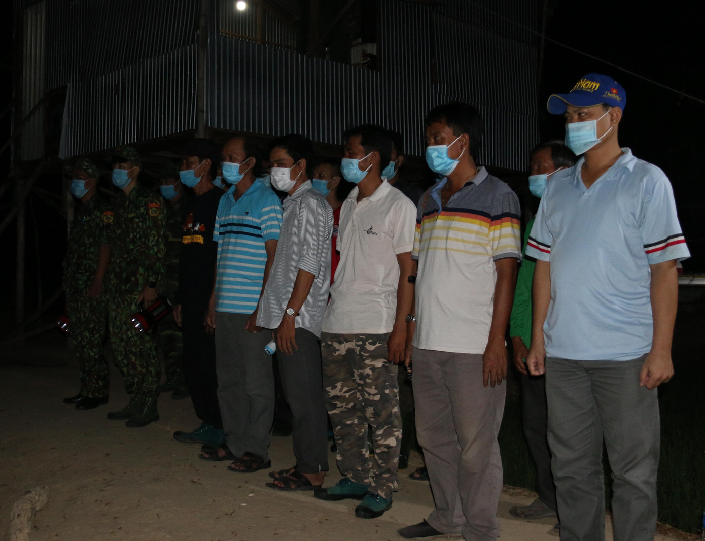 Đúng 19 giờ, lực lượng tuần tra của Đồn biên phòng cửa khẩu Vĩnh Hội Đông, gồm 7 – 8 người, trong đó có giáo viên, dân quân tự vệ, cán bộ ấp… tham gia tuần tra dọc tuyến biên giới được giao quản lý.