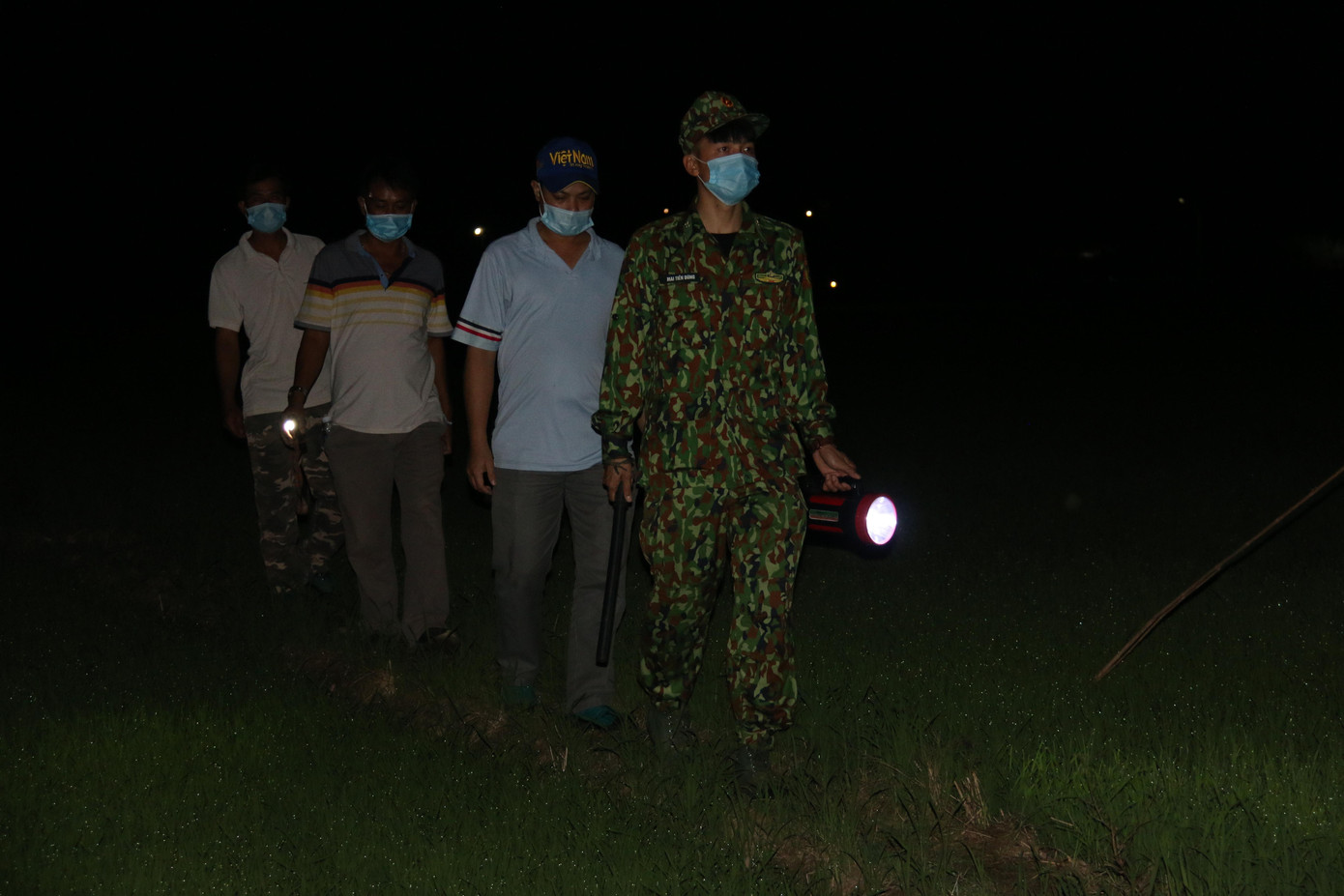 Giáo viên Trường THCS Vĩnh Hội Đông cùng lực lượng biên phòng tuần tra dọc tuyến biên giới.