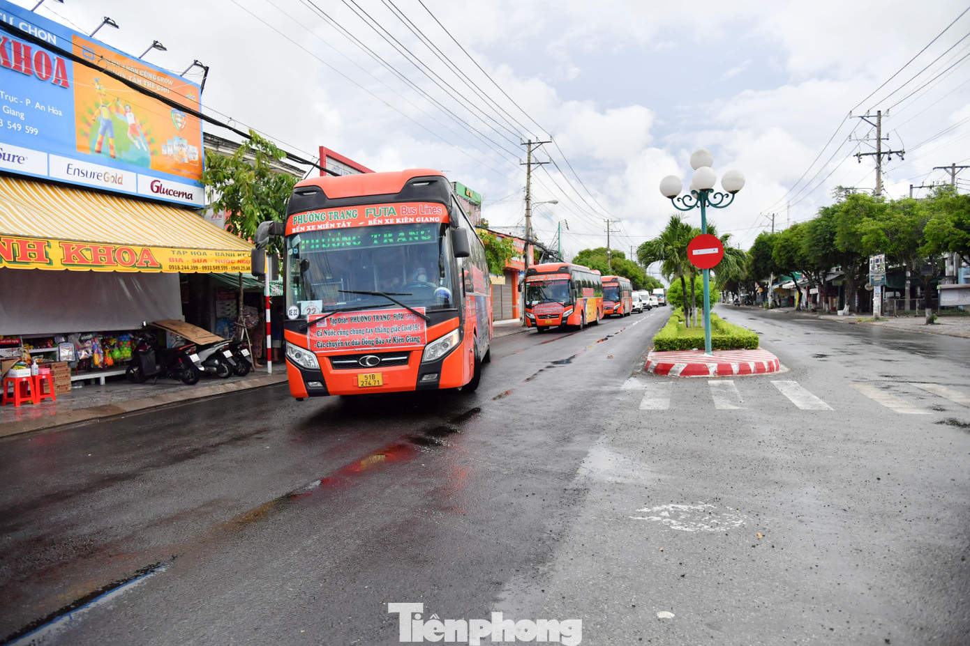 Chiều 10/8, chuyến xe chở gần 400 người dân được đưa từ bến xe miền Tây đã về đến Kiên Giang an toàn. Mọi người được bố trí cách ly ở 2 khu ký túc xá của Trường Cao đẳng Sư phạm và Trường Cao đẳng nghề Kiên Giang.