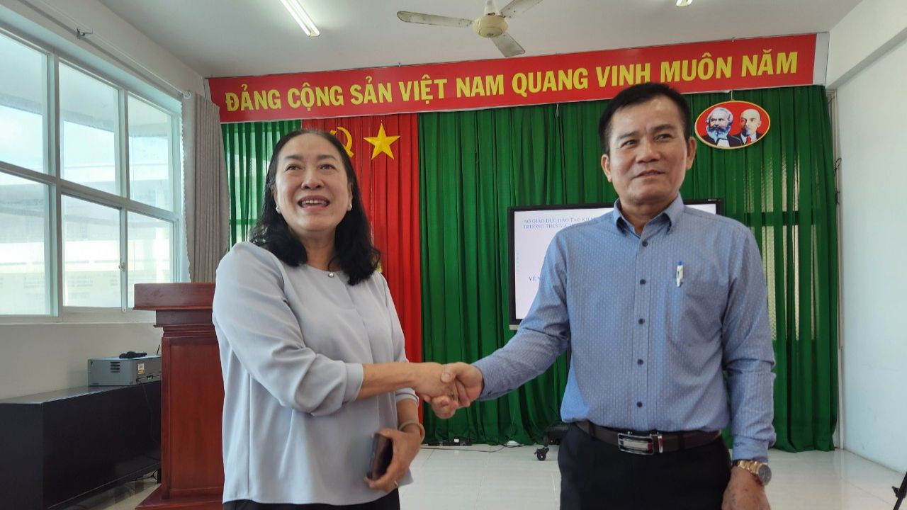 Bà Nguyễn Thị Minh Giang - Nguyên Giám đốc Sở GD&ĐT tỉnh Kiên Giang (bên trái) xin lỗi ông Nguyễn Đình Chung – nguyên Hiệu trưởng trường THCS&THPT Võ Văn Kiệt. Bà Nguyễn Thị Minh Giang - Nguyên Giám đốc Sở GD&ĐT tỉnh Kiên Giang (bên trái) xin lỗi ông Nguyễn Đình Chung – nguyên Hiệu trưởng trường THCS&THPT Võ Văn Kiệt.