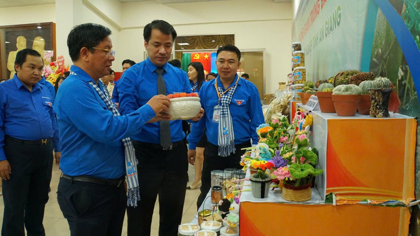 Anh Ngô Văn Cương - Bí thư Trung ương Đoàn tham quan các gian hàng tại đại hội. Ảnh: Hòa Hội Anh Ngô Văn Cương - Bí thư Trung ương Đoàn tham quan các gian hàng tại đại hội. Ảnh: Hòa Hội