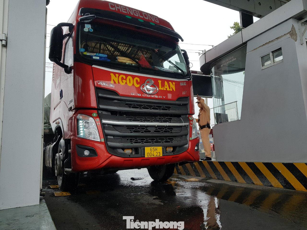 Anh Lê Minh Thu - lái xe tải chở rau củ từ Hậu Giang về TP. Cần Thơ để giao cho các siêu thị, dừng xe khai báo tại chốt kiểm soát ở quận Cái Răng nhưng lực lượng tại chốt không cho vào do chưa đăng kí trước với Sở Công thương Cần Thơ. "Những ngày trước tôi vẫn lái xe đi giao hàng bình thường, nhưng hôm nay, lực lượng làm nhiệm vụ không cho xe vào thành phố mà yêu cầu phải có một xe khác của siêu thị ra điểm tập kết để sang hàng. Tôi bị bất ngờ với tình huống này nên cũng chưa biết tính thế nào”, anh Thu nói.