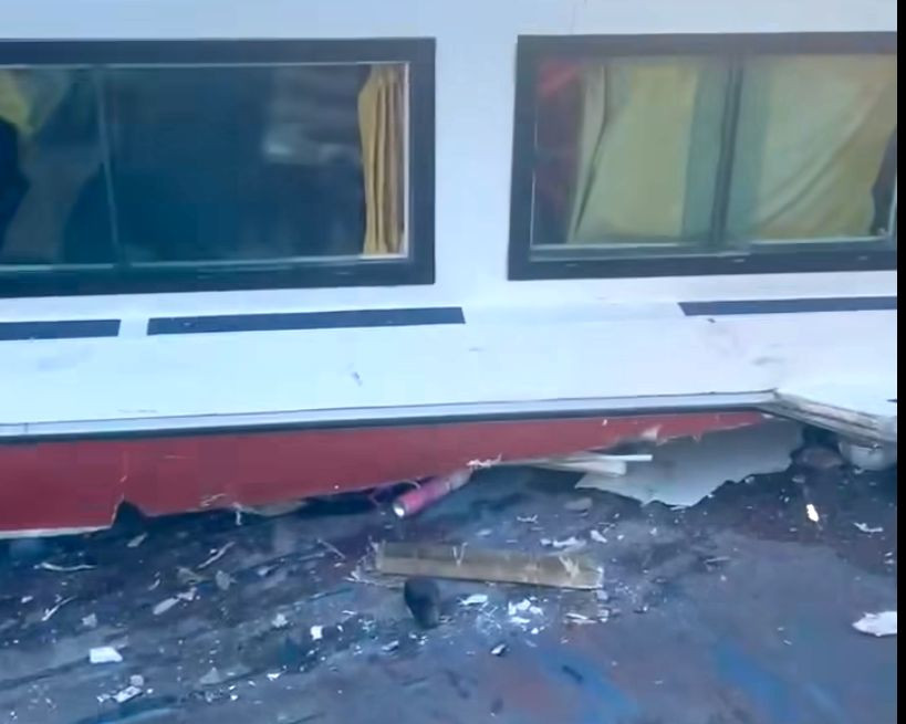 Tàu chở khách du lịch hư hỏng nặng sau va chạm. Tàu chở khách du lịch hư hỏng nặng sau va chạm.